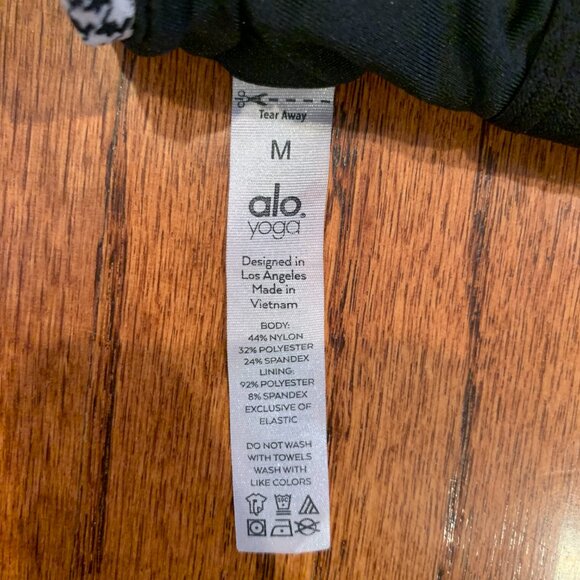 Alo Yoga Micro Houndstooth Bra | Gray Black | Medium - Picture 7 of 8